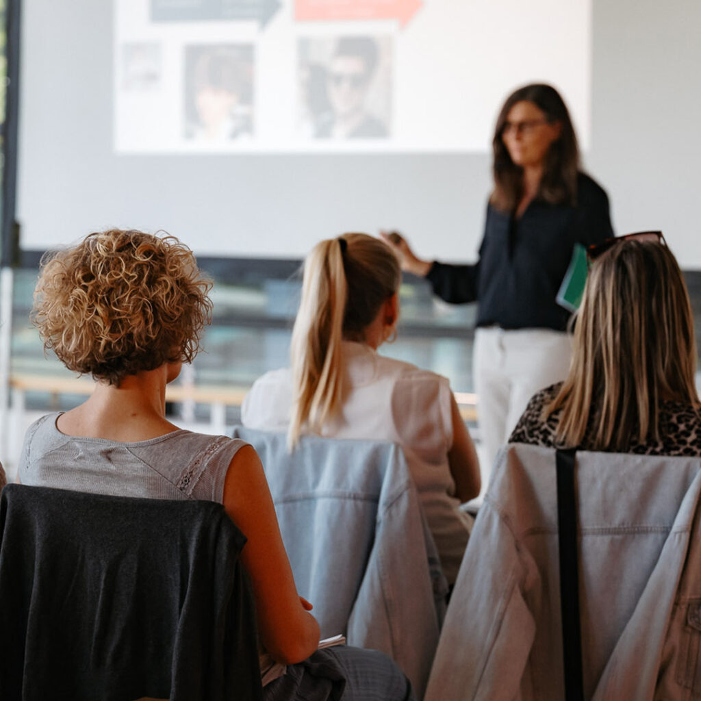 mentor-stiftung-deutschland-startseite-teaser-1080x1080px-elterncoaching-240604-mentor-pubertät-fn-web-42