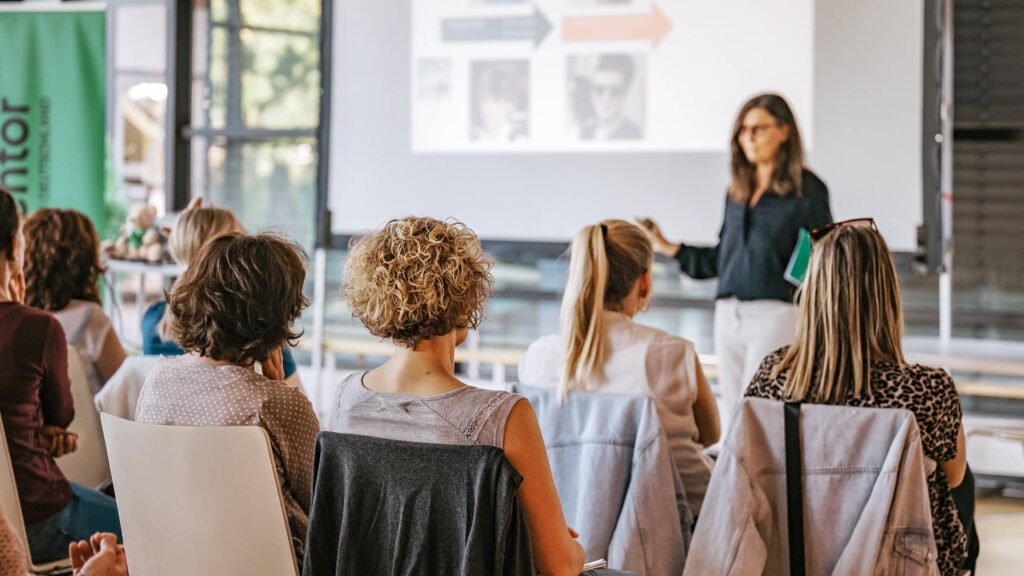 Eltern sitzen in einem Vortrag
