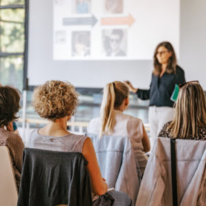 mentor-stiftung-deutschland-elterncoaching Eltern sitzen in einem Vortrag der Elterncoachin Frau Hübschle