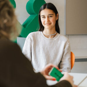 mentor-stiftung-deutschland-jugend-mentoring Jugendliche hört aufmerksam Mentorin zu