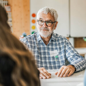mentor-stiftung-deutschland-quadrat-content-mentor-akademie Mentor hört aufmerksam einer Jugendlichen zu