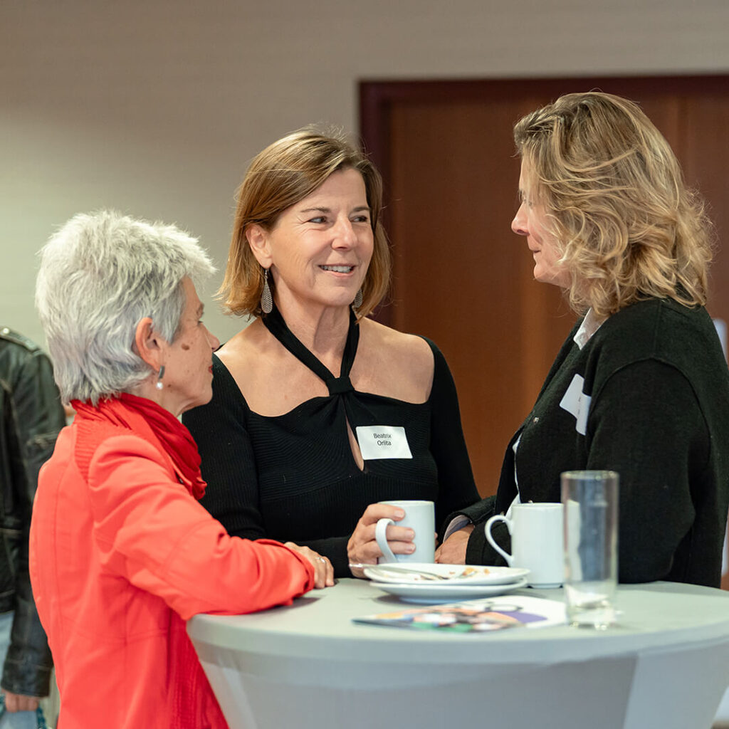 Merhere Mentoren unterhalten sich aud Veranstaltung
