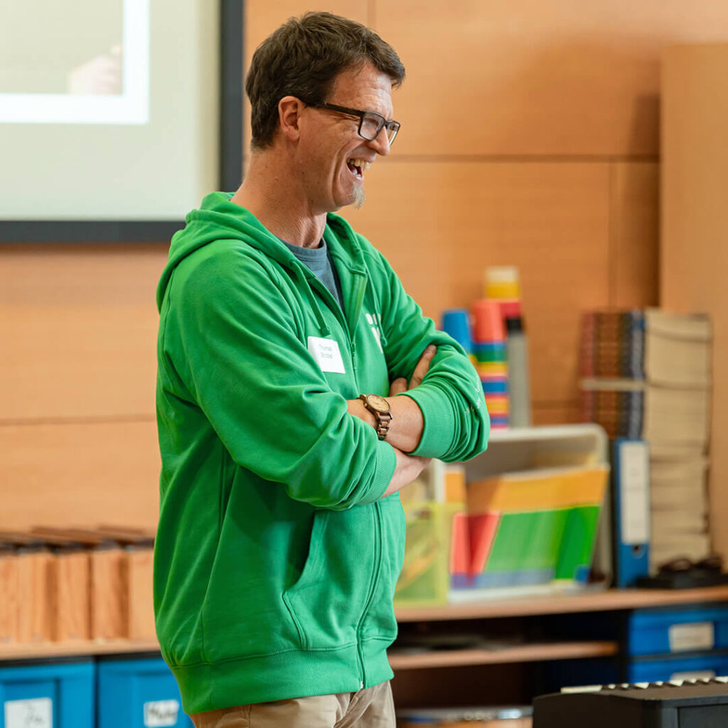 Thomas Strobel spricht vor Mentorinnen