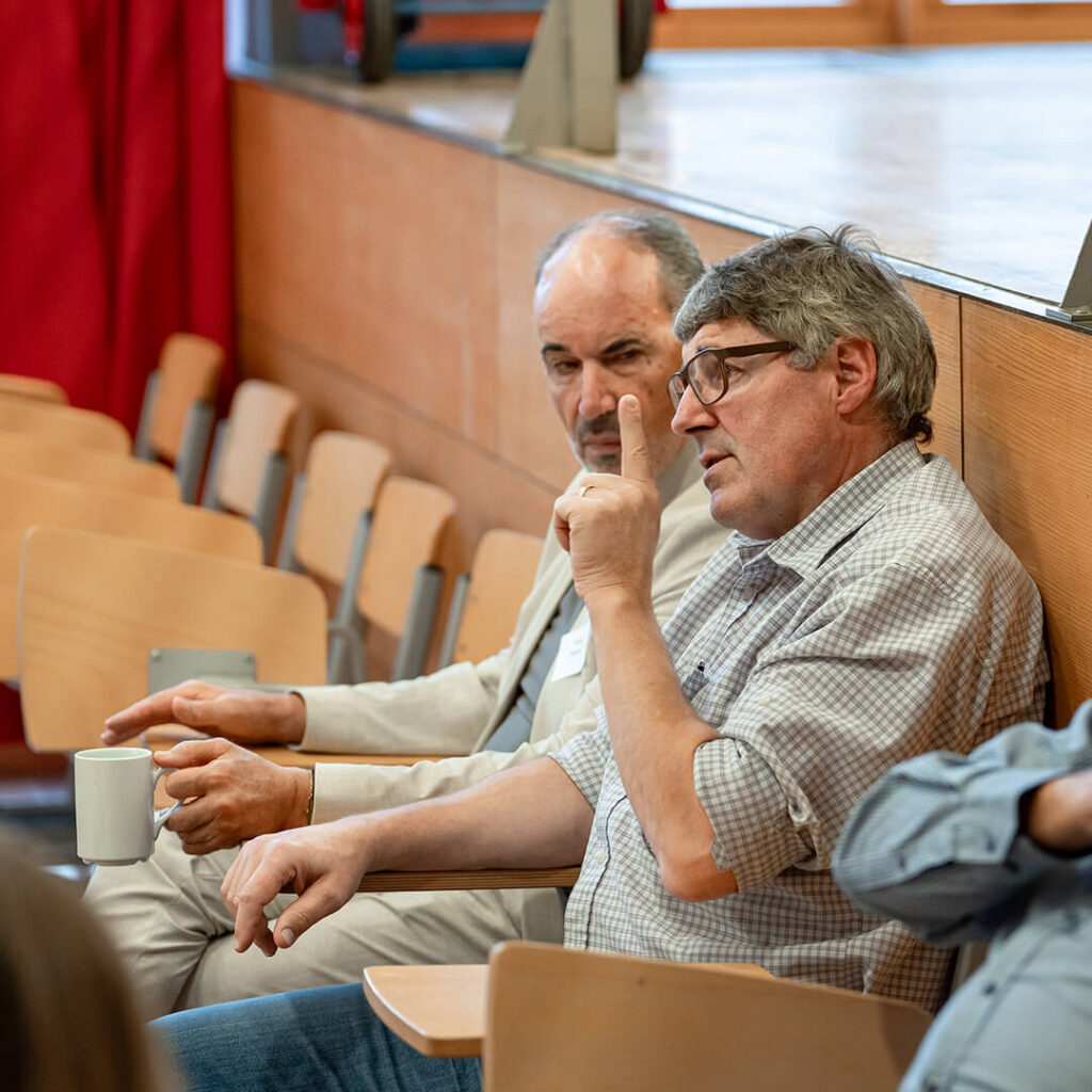 Ein Mentor hebt den Finger zu einer Frage