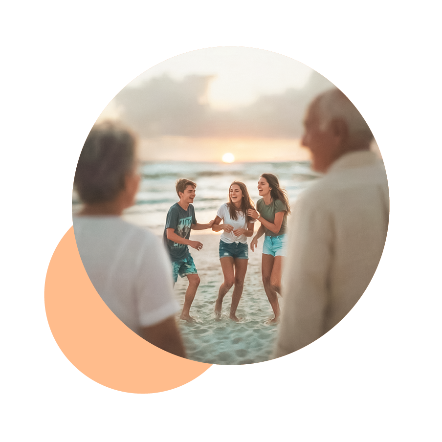 Ein älteres Ehepaar sieht Jugendlichen beim spielen am Strand zu