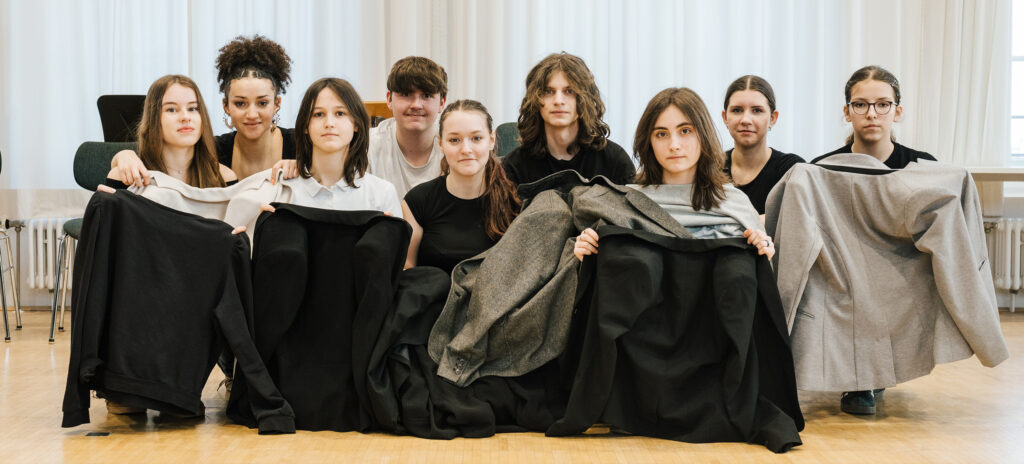 Theater Projekt wir jetzt hier, Schülerinnen halten Jacken vor sich
