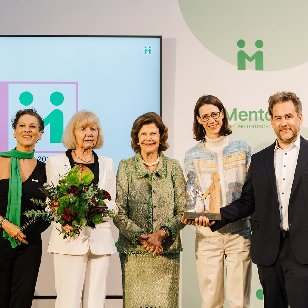 mentor-stiftung-deutschland-zukunftspreis-monika-brandt-01 Monika Brandt Preisverleihung Zukunftspreis von I.M. Majestät Königin Silvia von Schweden der Mentor Stiftung Deutschland mit Sybille Perez, Gräfin Bettina Bernadotte und Moritz Ritter